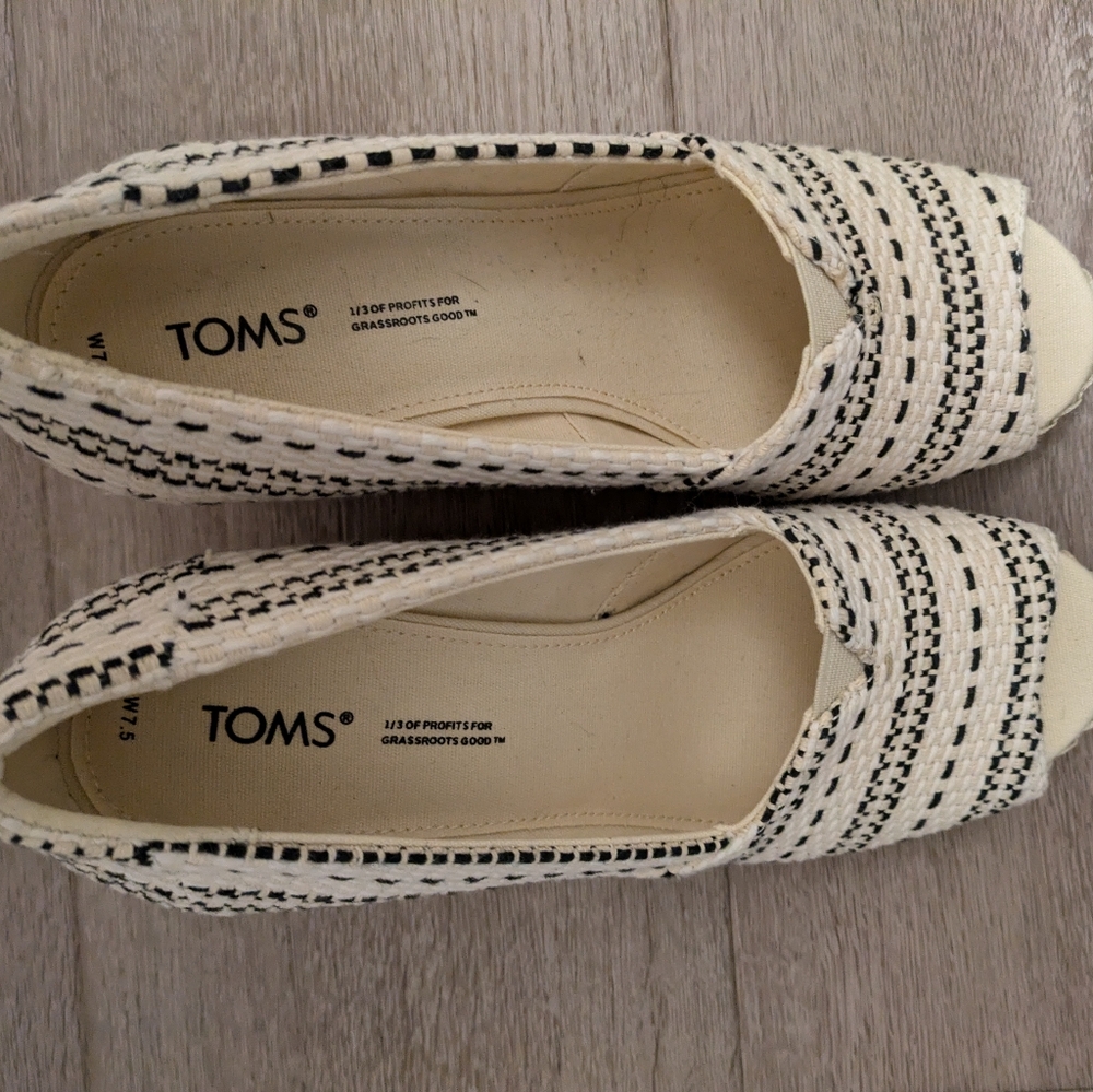 PREACIOUS BRAND NEW TOM'S CREAM AND BLACK MICHELLE ESPADRILLES IN A, 7 1/2 W - Picture 6 of 6